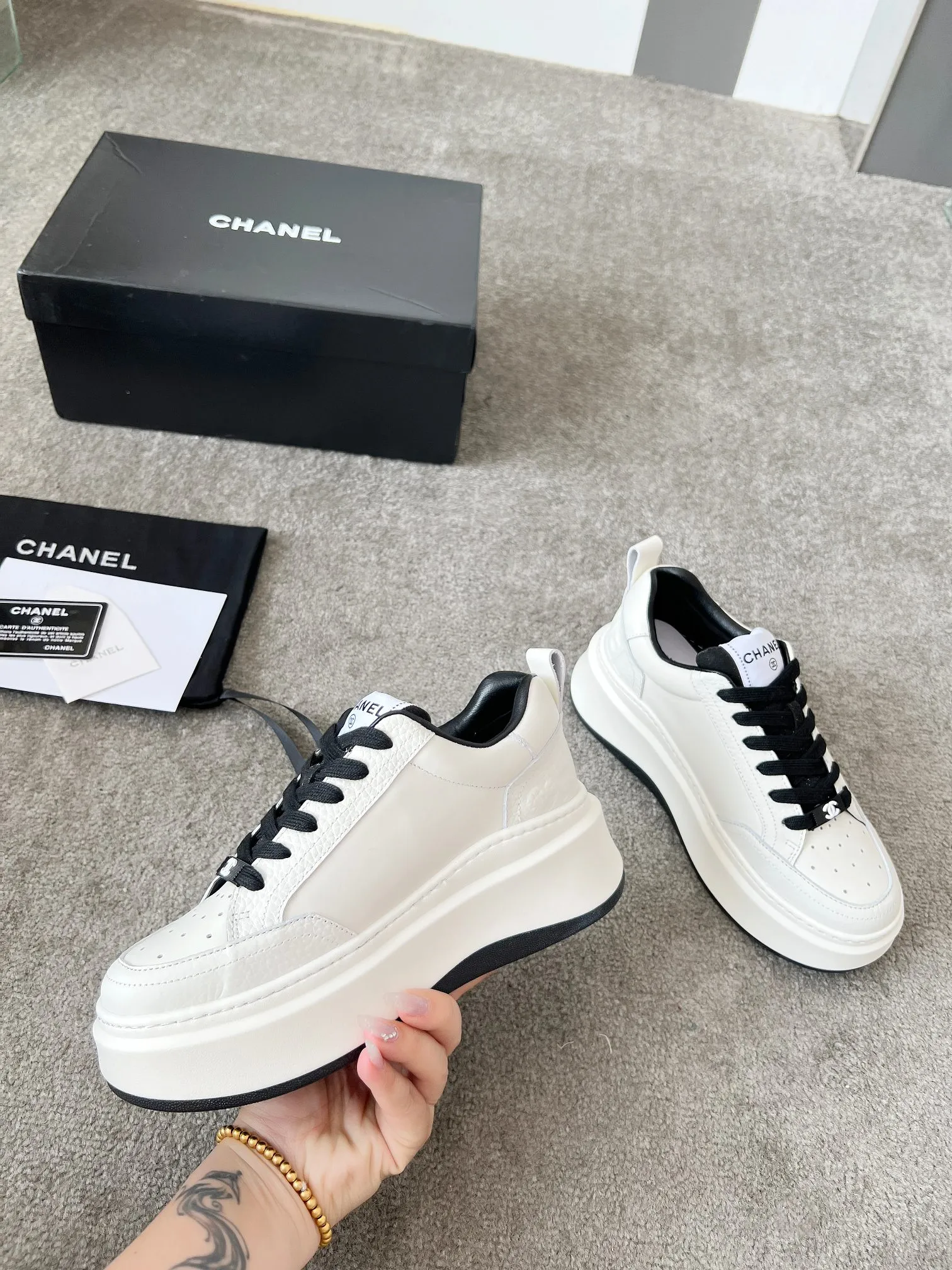 👟👟Ex-factory price 540👟👟 Super popular Chanel Chanel 2025 new casual sports shoes and sneakers. Hard to find in the counter. Super beautiful color. Very versatile. Super comfortable. Full of small fragrance. Classic, durable and versatile. The upper is made of spliced materials. Genuine cowhide, sheepskin lining, original pU+Tpa sole, good resilience. Wear light, white, white and black, white and pink code number: 35-40